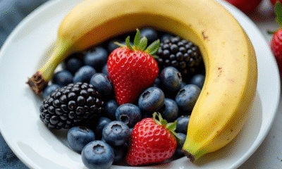 Assortiment de fruits frais B sur assiette blanche