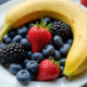 Assortiment de fruits frais B sur assiette blanche