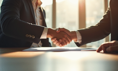 Professionnels échangeant un contrat signé sur un bureau lumineux