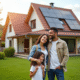 Famille heureuse devant leur maison écologique rénovée
