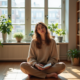 Femme méditative dans un intérieur chaleureux et lumineux
