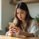 Jeune femme regardant son smartphone concernée par une transaction Vinted