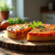 Gâteau de chorizo tranché sur planche en bois avec herbes