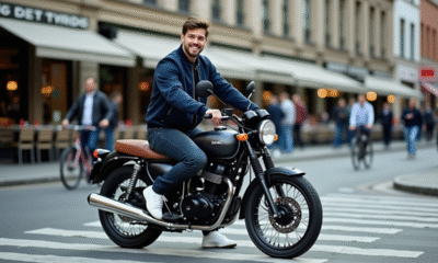 Jeune homme souriant sur une moto Dax 125 en ville