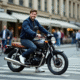 Jeune homme souriant sur une moto Dax 125 en ville