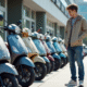 Jeune homme examine des scooters 50cc en concession