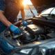 Moteur Peugeot 1,6 HDi avec mécanicien inspectant les connecteurs