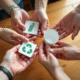 Quatre mains tenant des objets symbolisant les 4Rs