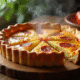 Quiche au chorizo fraîche et croustillante sur table en bois