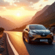 Renault Clio phase 2 sur route de montagne au lever du soleil