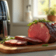 Rôti de boeuf tranché sur une planche en bois avec herbes fraîches et une friteuse Ninja